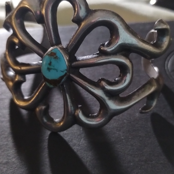 Authentic Sandcast Navajo cuff with genuine turquoise! Vintage/Antique - Picture 3 of 14